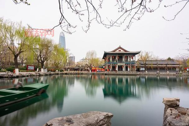 大明湖位于何处？了解济南名胜与其丰富的文化景观
