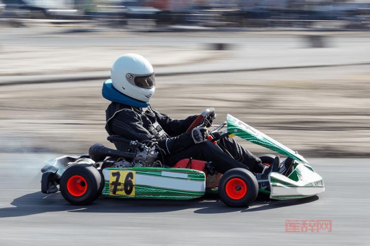 卡丁车连喷技巧大揭秘，弯道超车就这么简单！