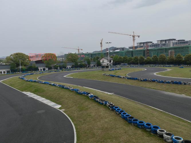 卡丁车连喷技巧大揭秘，弯道超车就这么简单！