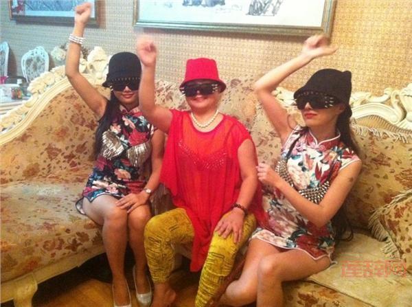 干露露与妹妹母亲三人合演江南style，版江南style走红